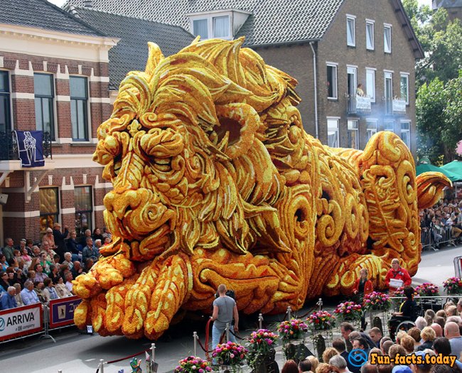 10 Giant Sculptures of Flowers Amazed Everyone on Flower Parade in Netherlands