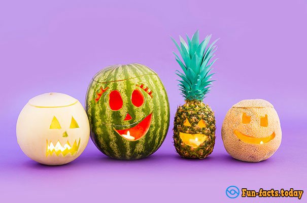 Unusual Trend for Halloween: People Use Pineapple Instead Of Pumpkin - And It Looks Very Nice