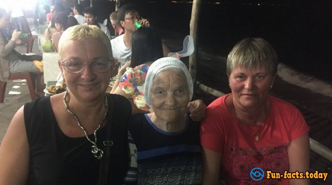 How 89-year-old grandmother Lena from Krasnoyarsk traveling around the world on her retirement.